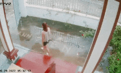 Video: Vợ vừa rửa sân vừa tranh thủ bày tỏ với chồng, cư dân mạng xuýt xoa vì quá đáng yêu