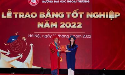 Hoa hậu Lương Thùy Linh nhận bằng tốt nghiệp đại học loại xuất sắc