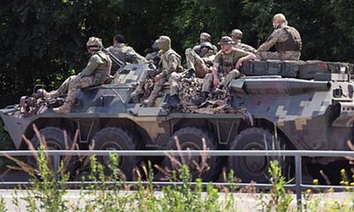 Tổng thống Ukraine tạm hoãn việc giải ngũ quân nhân