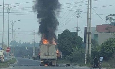 Vĩnh Phúc: Ô tô bốc cháy sau va chạm xe máy, 2 người tử vong