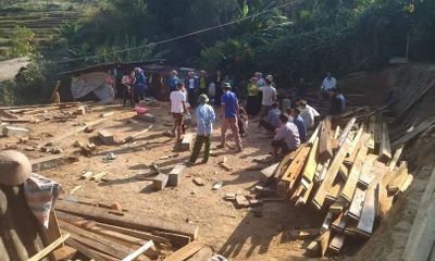 Yên Bái: Nhà sàn đang dựng bất ngờ đổ sập, 5 người bị thương