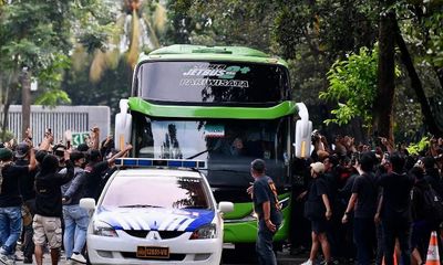 CĐV Indonesia tấn công xe chở tuyển Thái Lan trước trận tranh ngôi nhất bảng A