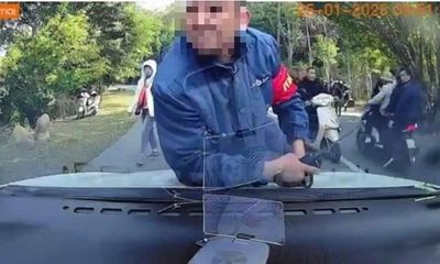 Tạm đình chỉ bảo vệ ở Yên Tử nhảy lên nắp ca pô xe ô tô du khách