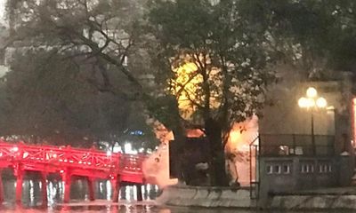 Cháy bốt bán vé vào đền Ngọc Sơn ở bờ hồ Hoàn Kiếm