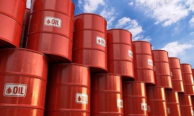 Giá dầu tăng mạnh nhất trong 1 năm qua sau thông báo cắt giảm sản lượng của OPEC+