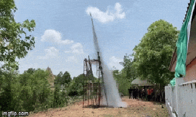Video-Hot - Video: Lễ hội phóng tên lửa tự chế lên trời ở Thái Lan