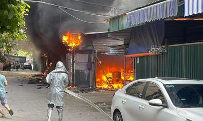 Hà Nội: Cháy lớn tại bãi giữ xe tự phát, thiêu rụi nhiều ô tô, xe máy