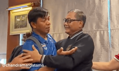 Trợ lý HLV Thái Lan bật khóc nức nở khi đến xin lỗi Trưởng đoàn Indonesia