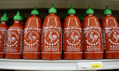 Nguồn cung khan hiếm, tương ớt Sriracha tăng giá lên 2,8 triệu đồng/chai
