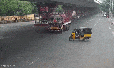 Video: Hãi hùng xe lam đâm thẳng vào xe tải, nhiều học sinh văng ra khỏi xe