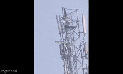 Video-Hot - Video: Cô gái trèo lên tháp tín hiệu cao 50 m để ép bạn trai cưới mình