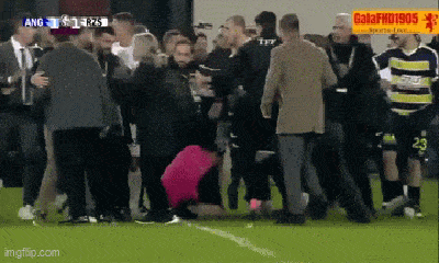 Video: Khoảnh khắc Chủ tịch CLB bóng đá lao vào sân, đấm thẳng mặt trọng tài 