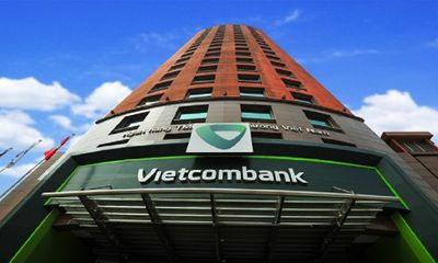 Thị trường - Lập kỷ lục về lợi nhuận năm 2023, Vietcombank tăng lương Ban điều hành, giảm thù lao HĐQT