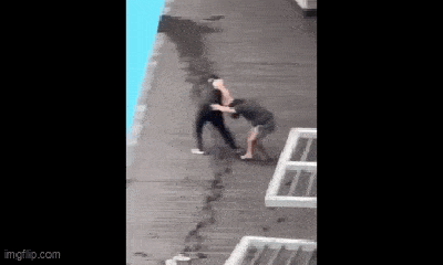 Cãi nhau với bạn gái, chàng trai túm tóc, kéo cô gái xuống hồ bơi