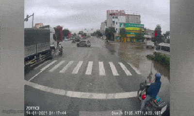 Video: Lái xe máy sang đường lơ đễnh, người đàn ông suýt hối không kịp