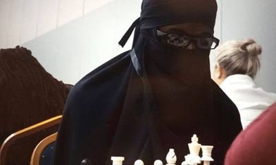 Giả gái để tham gia giải cờ vua nữ, người đàn ông đánh bại hàng loạt đối thủ nặng ký
