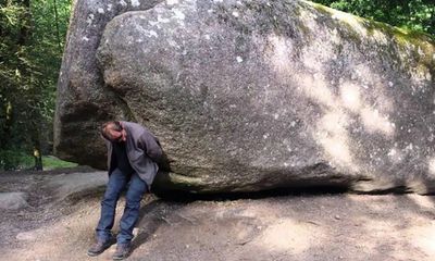 Tảng đá kỳ lạ nặng 137 tấn nhưng ai cũng có thể di chuyển