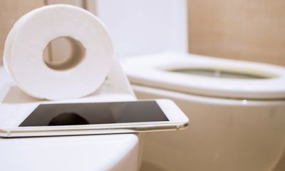 Những tác hại không ngờ khi vừa đi vệ sinh vừa sử dụng điện thoại di động 