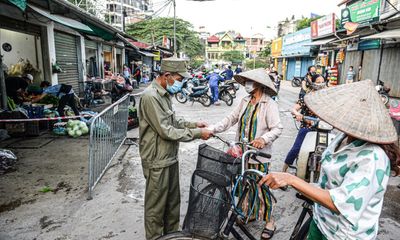 Hà Nội: Chợ dân sinh đầu tiên phát thẻ đi chợ theo ngày, giờ cho người dân