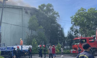 Một khu công nghiệp ở Phú Yên bốc cháy dữ dội do chập điện