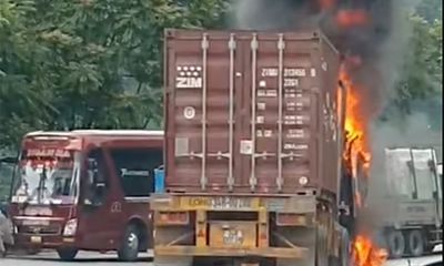 Lào Cai: Xe container bốc cháy dữ dội khi đang lưu thông trên đường quốc lộ
