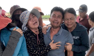 Giây phút đoàn tụ của 4 ngư dân được cứu sống trong vụ chìm tàu cá ở Nghệ An 