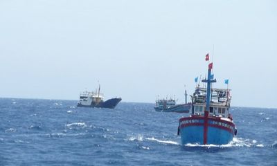 Tàu câu mực gặp nạn ngoài khơi, 2 ngư dân mất tích