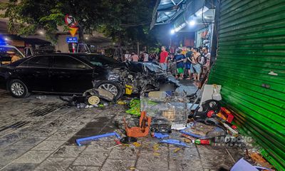 Hiện trường vụ tai nạn ô tô lao lên vỉa hè khiến nhiều người bị thương ở Hà Nội
