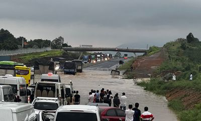 Cao tốc Phan Thiết - Dầu Giây ngập nước sau cơn mưa lớn, giao thông đình trệ xuyên đêm