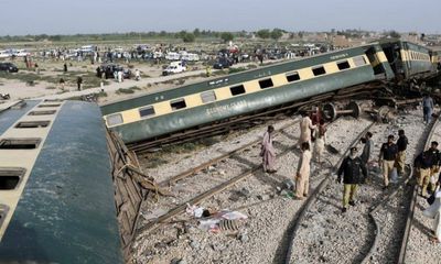 Hiện trường vụ lật tàu hỏa tại Pakistan khiến ít nhất 130 người thương vong