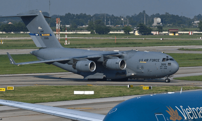 Boeing C-17 Globemaster III của Không quân Mỹ đã hạ cánh xuống sân bay Nội Bài