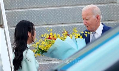 Nữ sinh vinh dự được tặng hoa Tổng thống Joe Biden