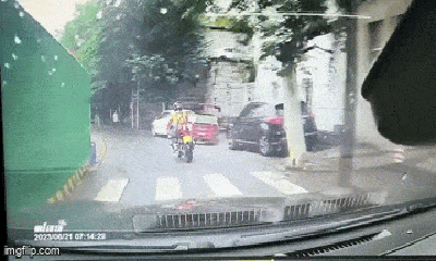 Video: Người đàn ông đang điều khiển xe máy bất ngờ gặp tình huống nguy hiểm