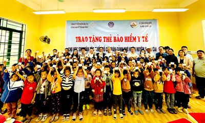 Nhiều học sinh dân tộc thiểu số ở Lào Cai được tặng thẻ BHYT
