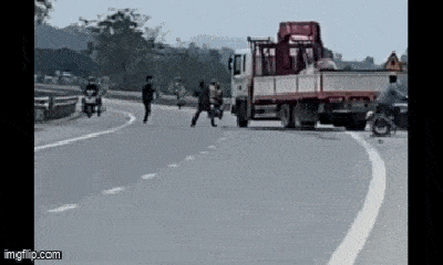 Điều tra vụ nhóm thanh niên cầm hung khí tấn công xe tải trên đường quốc lộ ở Nghệ An