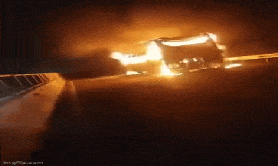Xe khách bất ngờ bốc cháy dữ dội trên cao tốc Bắc Nam