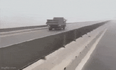 Tin trong nước - Thót tim cảnh tài xế chạy ngược chiều trên đường cao tốc trong tình trạng sương mù dày đặc