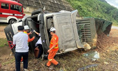 Xe đầu kéo lao vào taluy lật trên cao tốc La Sơn - Túy Loan, tài xế thiệt mạng