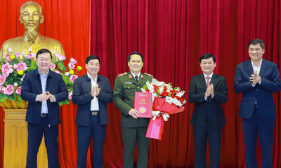 Trao quyết định thăng cấp hàm, giao trọng trách mới cho Giám đốc Công an tỉnh Nghệ An