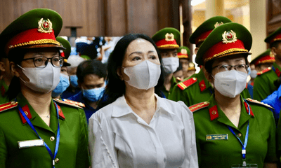 An ninh - Hình sự - Bị cáo Trương Mỹ Lan mặc áo sơ mi trắng xuất hiện tại phiên tòa xét xử vụ Vạn Thịnh Phát