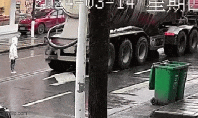 Video-Hot - Video: Thót tim khoảnh khắc cậu bé chui qua gầm xe bồn trong tích tắc xe dừng đèn đỏ