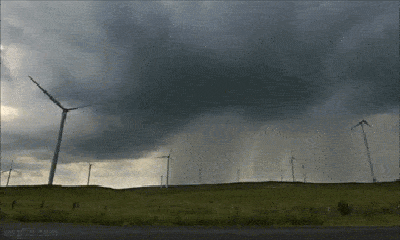 Video: Hiện tượng mưa bom hiếm gặp xuất hiện trên bầu trời Bắc Ireland 