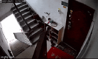 Video: Người đàn ông liều mình dùng ô kéo bình gas ra khỏi nhà 