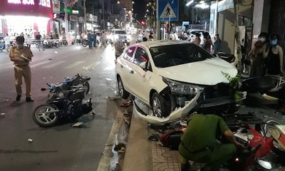Vĩnh Long: Tài xế ô tô say rượu nặng, tông 5 xe máy trên phố