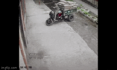 Video: Xe ba bánh không may bị tụt hố khi lùi vào nắp cống
