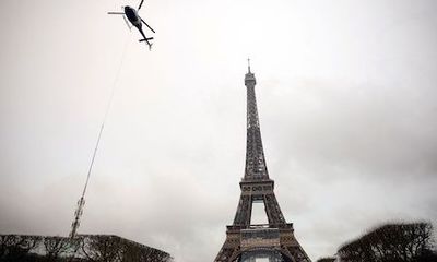 Tháp Eiffel cao thêm 6m sau khi gắn ăng-ten mới