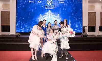 Thí sinh Miss World Vietnam 2022 và dàn Hậu xúc động trong buổi training catwalk đầu tiên