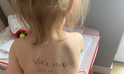 Lo sợ con mình sẽ mồ côi, người mẹ Ukraine viết loạt thông tin liên hệ lên lưng bé gái