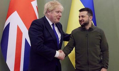 Thủ tướng Anh bất ngờ thăm Ukraine, cam kết gửi 120 xe bọc thép và tên lửa chống hạm