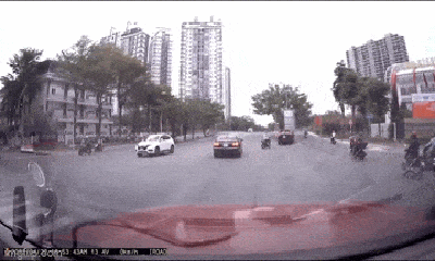Video: Xe máy vượt đèn đỏ, ô tô đánh lái nhanh đâm đổ biển báo